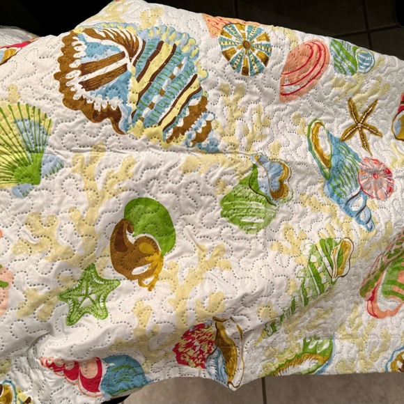 King coastal quilt set nwt and nwt extra pillow cases - Picture 3 of 8